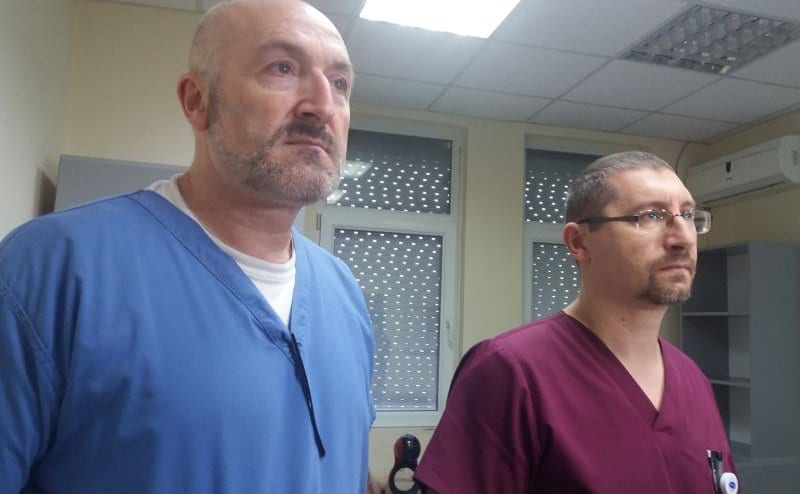 57-годишният мъж, който пострада вчера сутринта при предизвикания от него пожар в УМБАЛ „Канев“ е в тежко състояние. Това съобщи д-р Наско Тютюнджиев от УМБАЛ "Медика Русе", където пострадалият мъж бе приведен, тъй като само там има отделение по изгаряния.