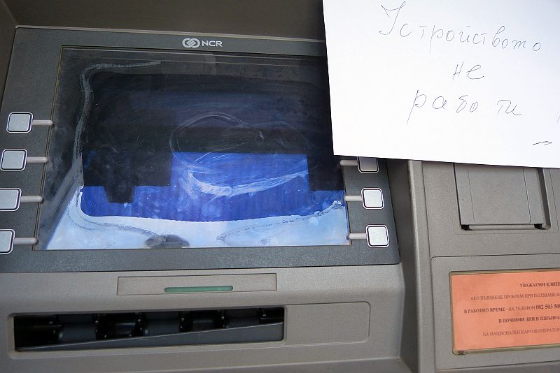 Полицията в Русе разследва посегателства над два банкомата