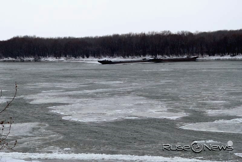 „Ледена прегръдка“ сковава водите на Дунав