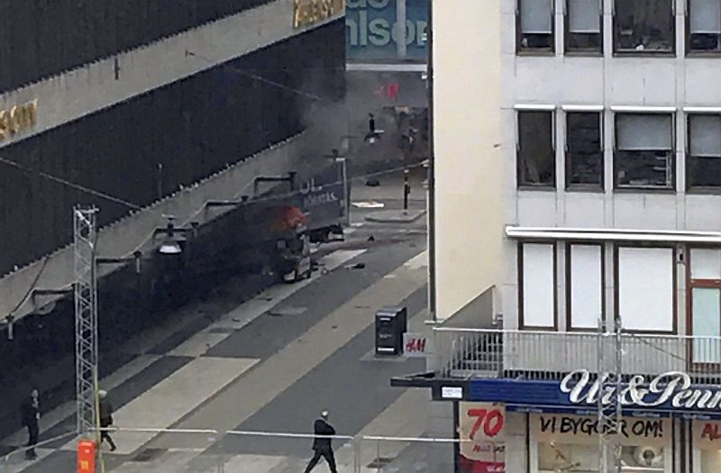 Камион се вряза в пешеходци в центъра на Стокхолм