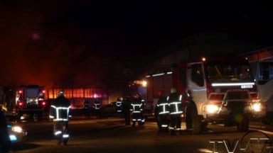 Склад, дърводелски цех и автосервиз са почти унищожени при избухналия снощи пожар на ул. „Тулча“, в близост до Товарна гара.