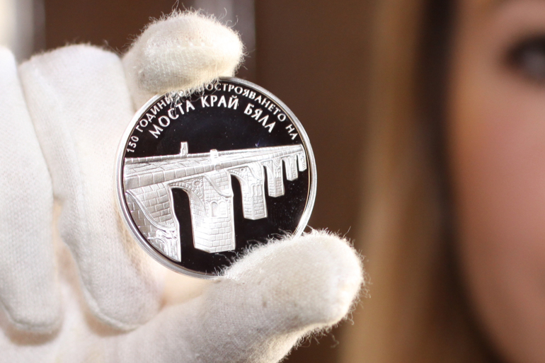възпоменателна монета с моста на Кольо Фичето