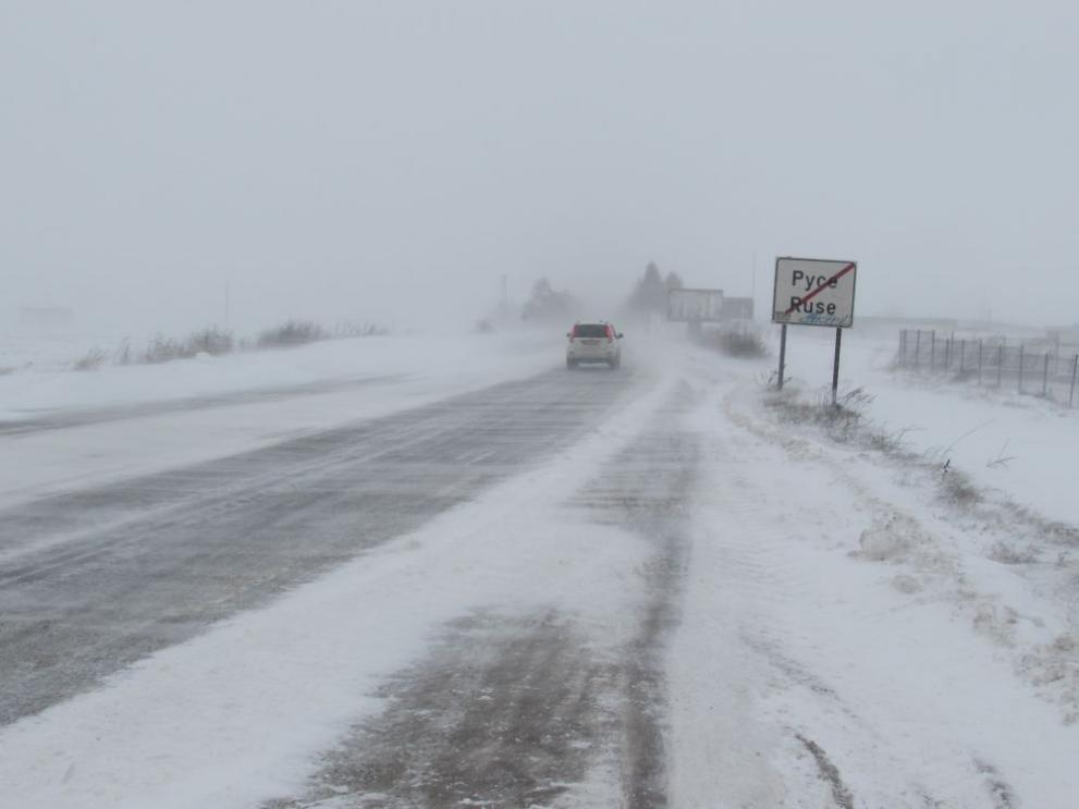 Заради обилен снеговалеж и снегонавявания, и извършващо се снегопочистване  временно е ограничено движението на моторни превозни средства над 12 тона по път I-5 Русе – Бяла и по път I-2 Русе – Разград