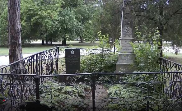 Вандали оскверниха гроба на Венета Ботева