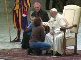 Дете изненада папа Франциск