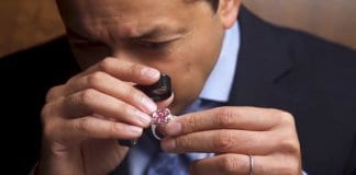 Продажбата на розов диамант подобри световния рекорд