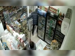 Продавачка прогони въоръжен крадец с метла