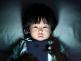 Милиони японски деца – с увредено зрение заради смартфони