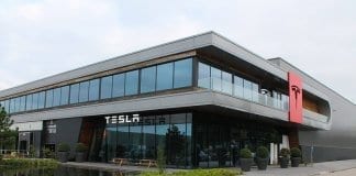 Tesla покрива цяла Европа със зарядни станции