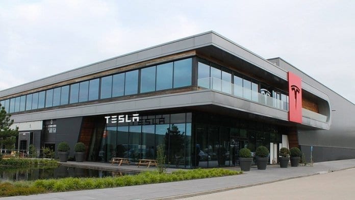 Tesla покрива цяла Европа със зарядни станции