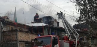 Пожар унищожи няколко къщи в старинния квартал "Вароша" във Велико Търново тази сутрин , съобщи кореспондентът на ТВН за региона.