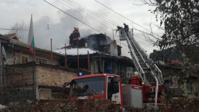 Пожар унищожи няколко къщи в старинния квартал "Вароша" във Велико Търново тази сутрин , съобщи кореспондентът на ТВН за региона.