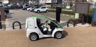 Японски хуманоид управлява самостоятелно автомобил