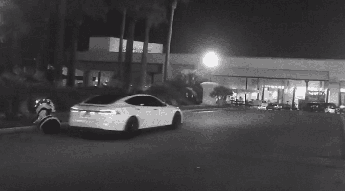 Автопилот на Tesla блъсна робот и „избяга“