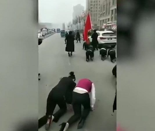 В Китай – служителки пълзят по улиците за наказание