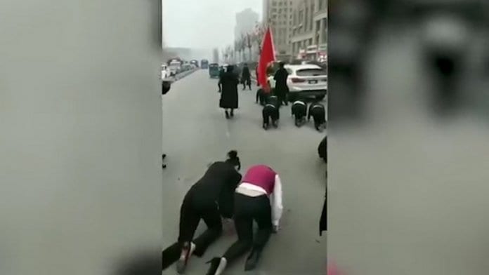 В Китай – служителки пълзят по улиците за наказание