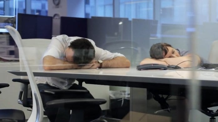 Финландци спят на работното си място, а работодателите плащат