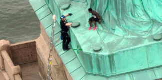 Федерален съдия поиска да се изкачи по Статуята на свободата