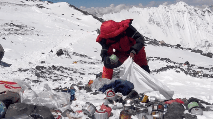 Еверест затъва в отпадъци