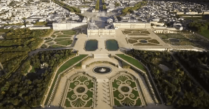 Версайският дворец ще получи закъсняла с 350 години пратка