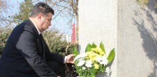 Цветя пред паметника Гоце Делчев