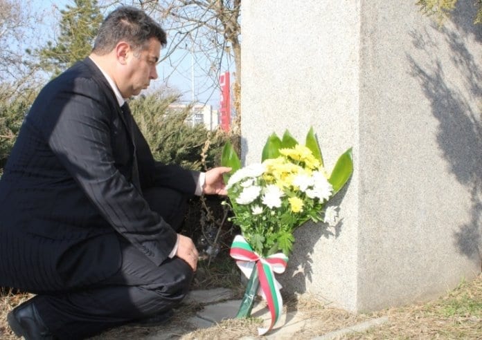 Цветя пред паметника Гоце Делчев