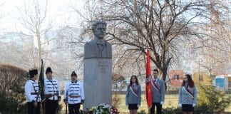 С полагане на цветя и венци