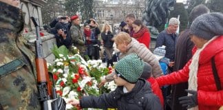 Русенци затрупаха Паметника на свободата с венци и цветя