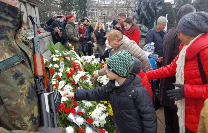 Русенци затрупаха Паметника на свободата с венци и цветя