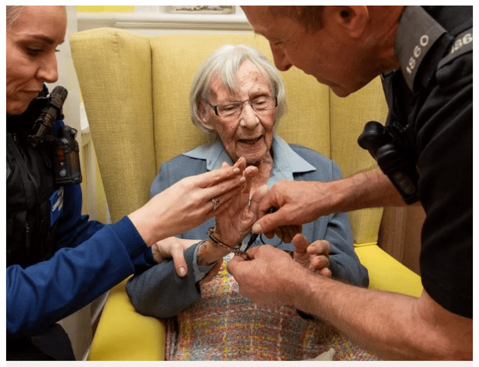 Полицаи изпълниха заветно желание на 104-годишна жена