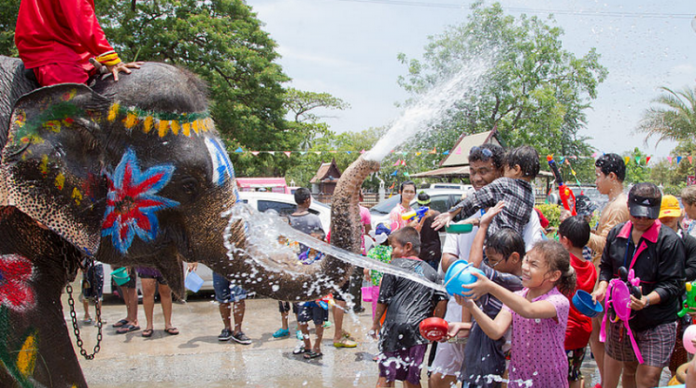 Тайланд празнува Нова Година с „воден бой“