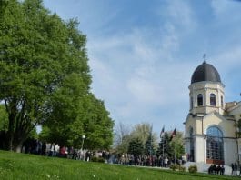 русенци извиха опашки пред храмовете на Цветница
