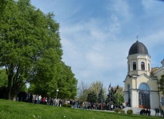 русенци извиха опашки пред храмовете на Цветница