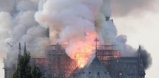 Пожар избухна в катедралата "Нотр Дам"