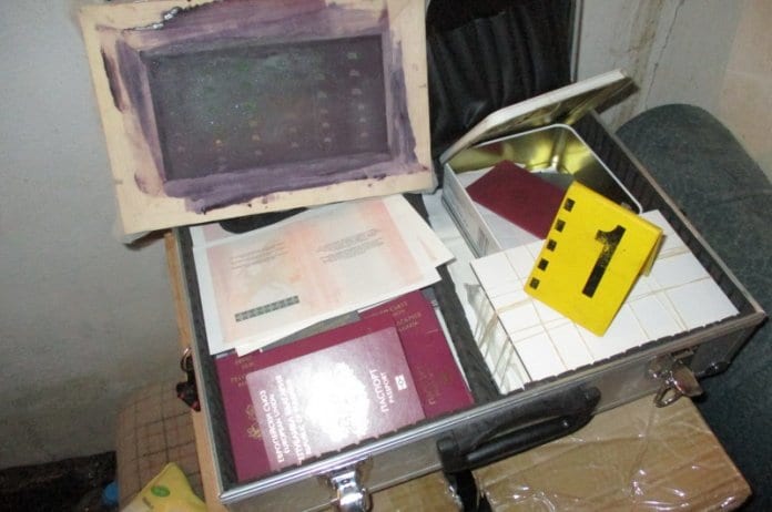 Разкриха работилница за фалшиви лични документи в Шумен
