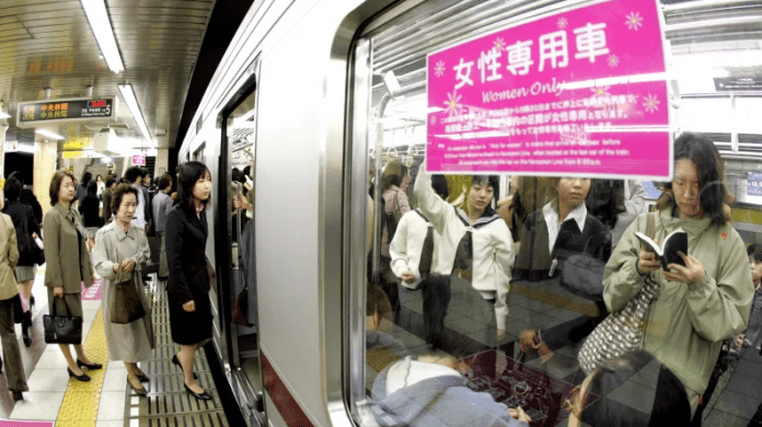 Япония разработи приложение срещу опипване в метрото и влаковете