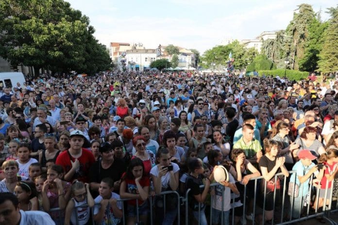 хиляди русенци и гости на града