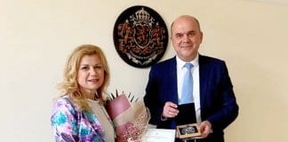 първия плакет