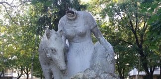 Вандали обезглавиха