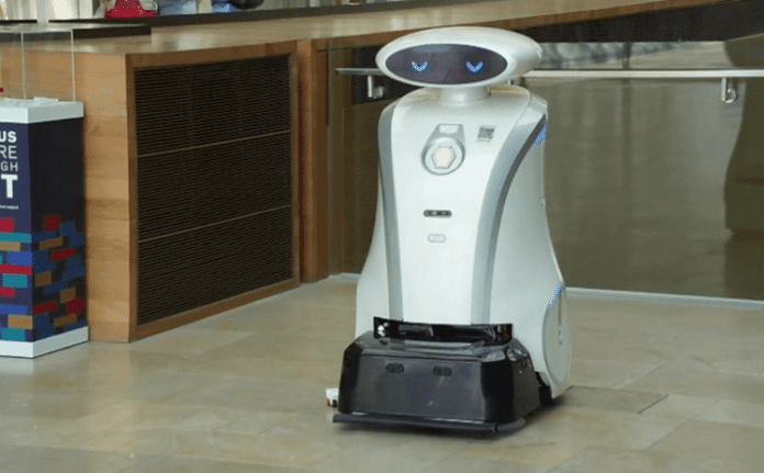 Робот чисти и разказва вицове