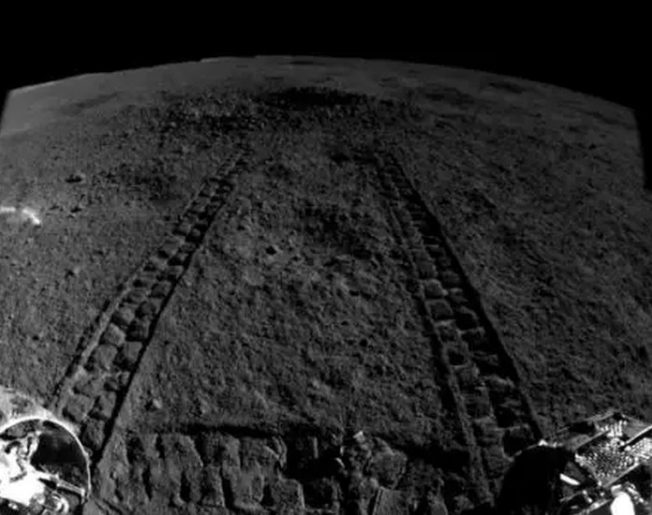 Откриха странен материал на Луната