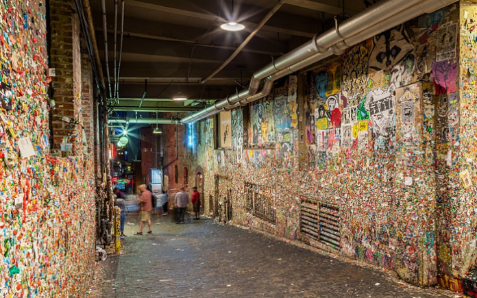 Необичайно изложение на стена от дъвки в Сиатъл