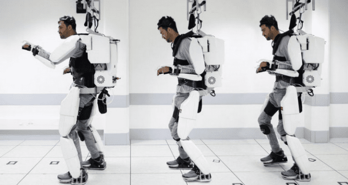 Напълно парализиран човек проходи с екзоскелет
