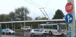 Мъж загина след сблъсък на кола с тролейбус