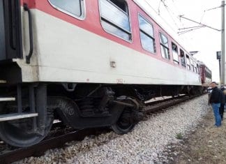 Влак помете двама работници