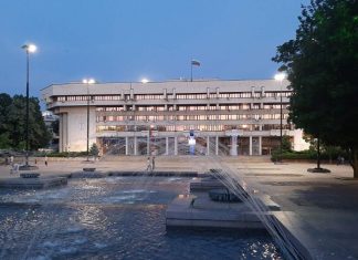Модернизират фонтана пред Общината в Русе