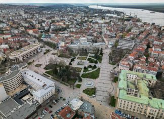 28-годишен русенец дрифти с „Мерцедес“ на централния площад