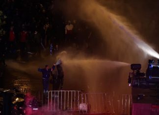 Напрежението на протеста срещу БФС ескалира, полицията използва водно оръдие