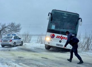 Силните ветрове в страната взеха две жертви, затворени пътища, отменени влакове
