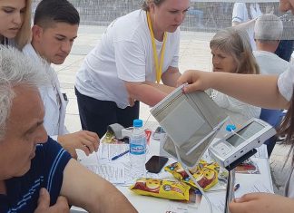 Мерят кръвното па площада пред Съдебната палата